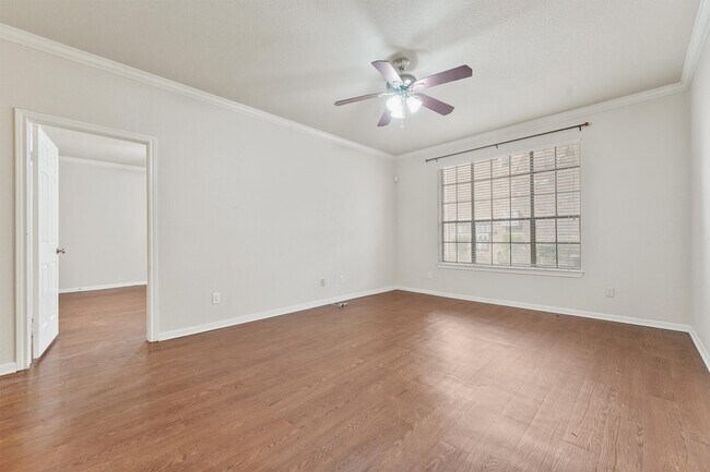 Building Photo - 2255 Braeswood Park Dr
