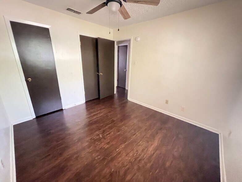 Building Photo - 425 W Avenue C