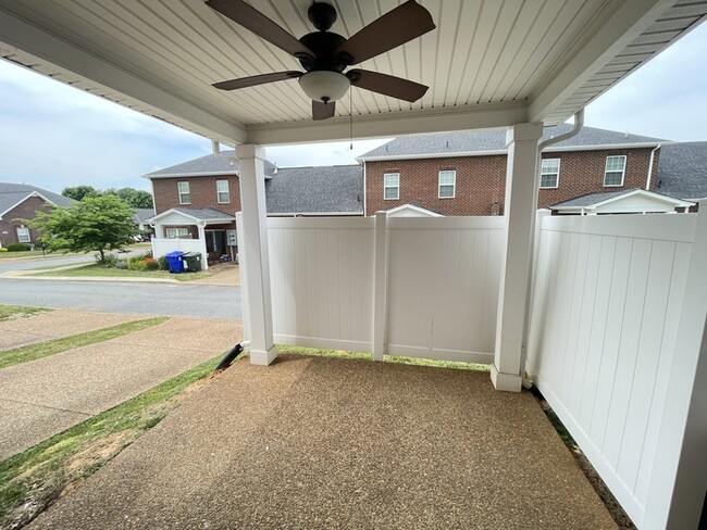 Building Photo - White House townhome- lawn care included, ...