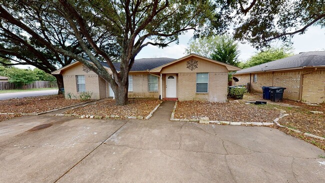 Building Photo - 2/1 Duplex Available for Immediate move-in!