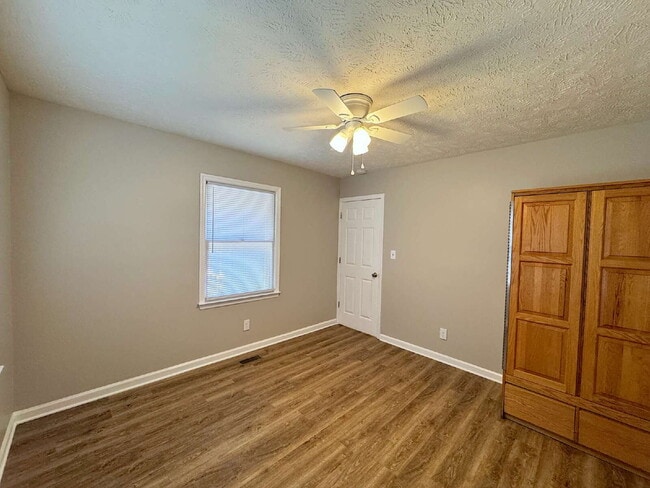 Building Photo - Beautiful Three Bedroom Home!