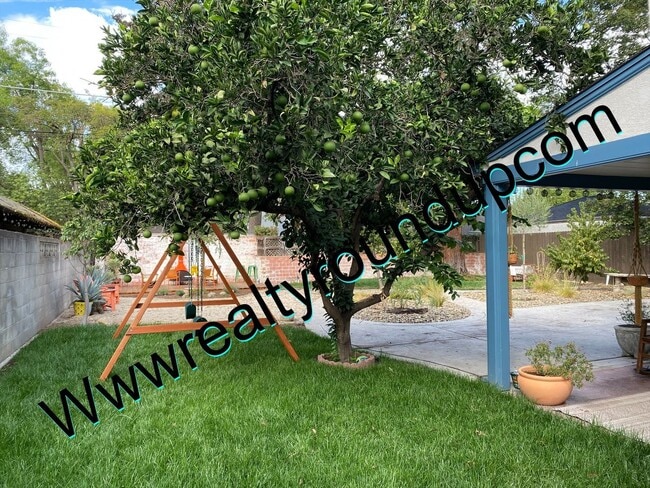 Building Photo - Three bed, Two Bath Home By UOP