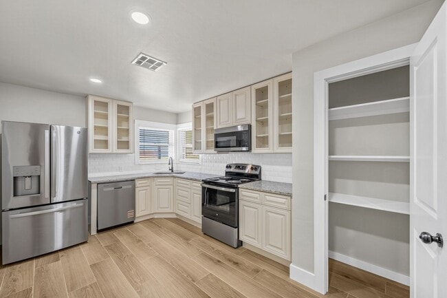 Building Photo - 5 Bedroom