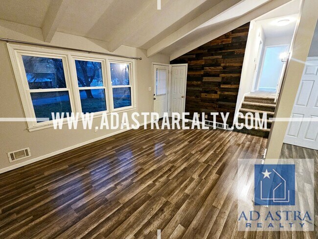 Building Photo - Open 3 Bed 2 Bath Home KCMO!!-Available NOW!!