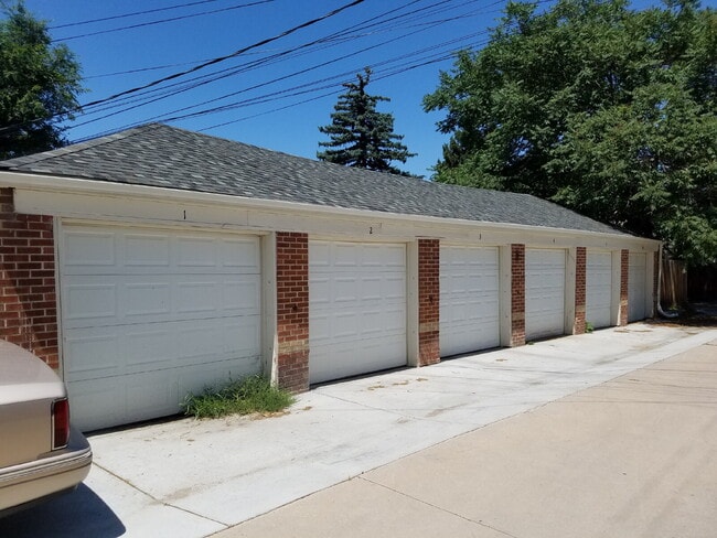 Building Photo - 1 Bed 1 Bath Mayfair Apartment With Garage in Denver! Available Now!