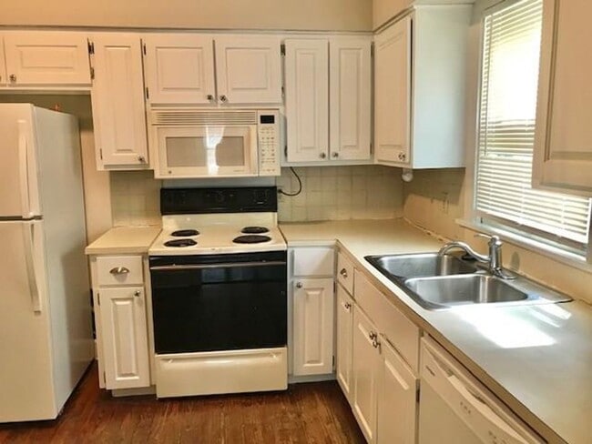 Building Photo - PRELEASING FOR EARLY SEPT! Charming 3 Bed ...