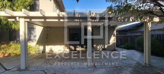 Building Photo - Spacious 5/3 Home With Fully Updated Kitchen, Over 2500SF of Space, Pets Negotiable