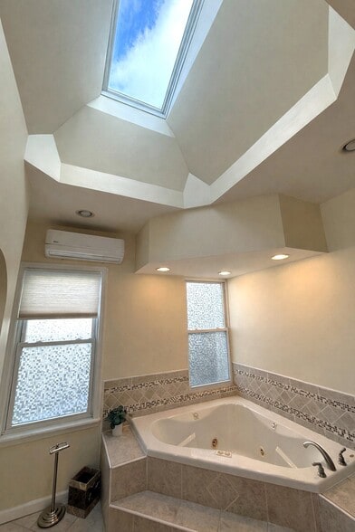 Building Photo - 316 Ella St