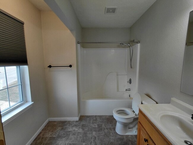 Building Photo - Home close to Post