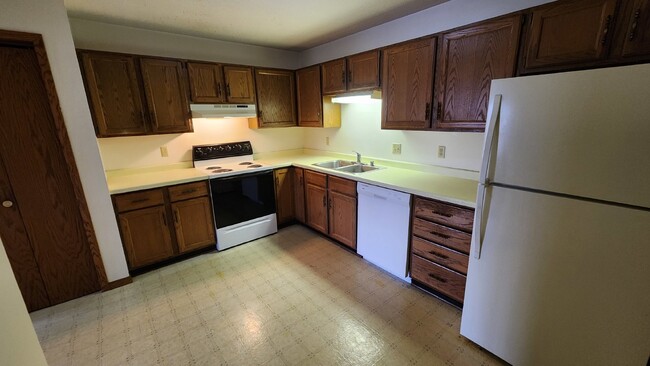 Building Photo - Large 2 Bed Apartment! Available Now! - 1/...