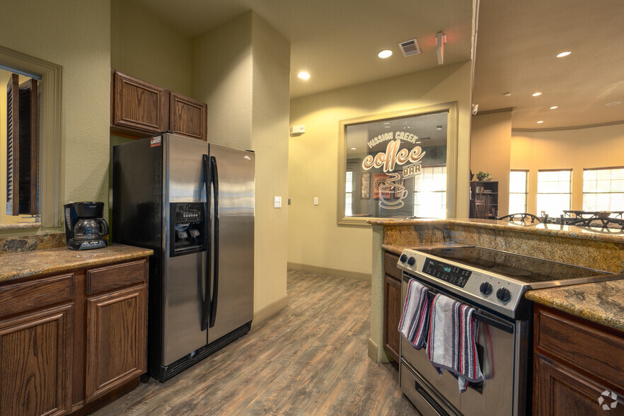 Clunhouse Kitchen - Artisan At Mission Creek Apartments