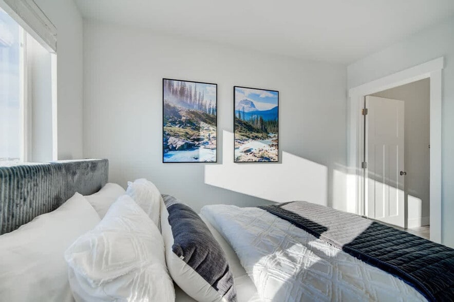 Building Photo - 5242 Fallon St