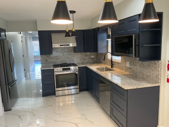 Building Photo - 566 N Howard Ave