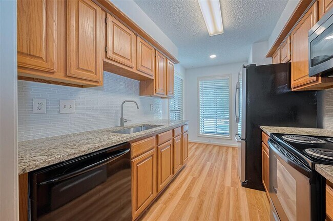 Building Photo - 1311 Antoine Dr