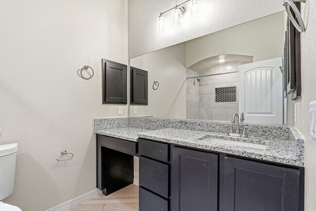 Building Photo - 925 Louisiana Downs Ave
