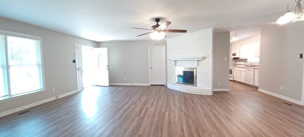 Building Photo - 206 S Hillcrest Dr