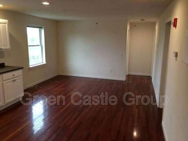 Building Photo - 323-325 College Street, Unit 5