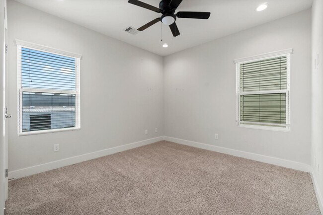 Building Photo - 3362 Pinemont Dr