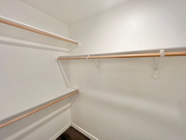 Building Photo - AVAILABLE NOW! (SECTION 8 ACCEPTED)