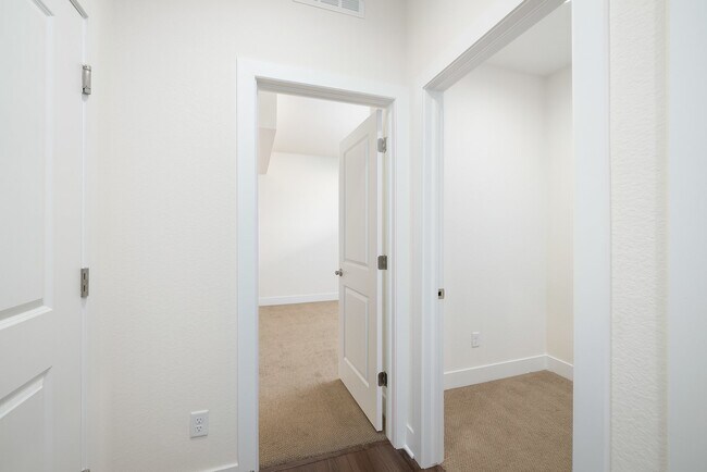 Building Photo - New Townhome in Wheat Ridge!!