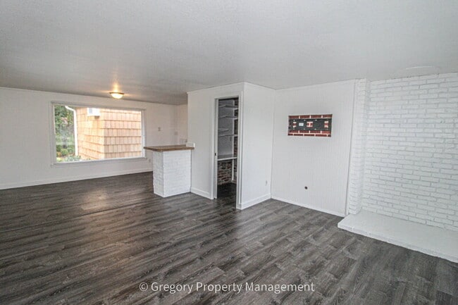 Building Photo - 1202 44th St SE