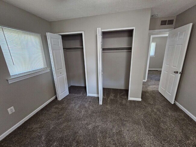 Building Photo - 3-Bedroom Ranch, Nice Kitchen, Good Sized Bedrooms, Double Wide Driveway, Big Backyard. Move In R...