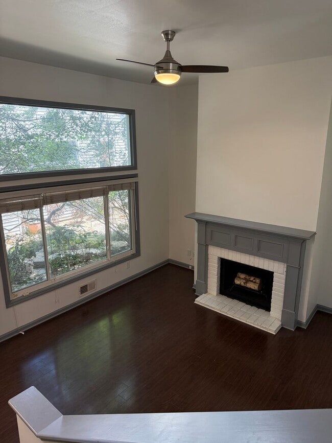Building Photo - Centrally Located 2 BED/1.5 BATH TOWNHOME ...
