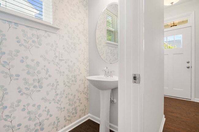 Building Photo - 3 Bed 2.5 Bath End Unit at Winsford At the Park!