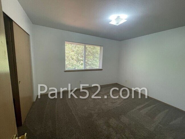 Building Photo - 2 Bedroom University Place Townhome