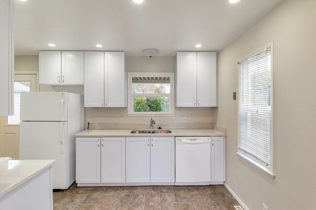 Building Photo - Great 2bd 1ba Cottage in Wedgwood