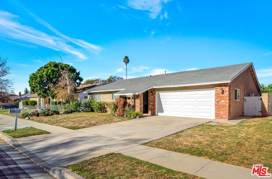 Building Photo - 2425 Dusan St