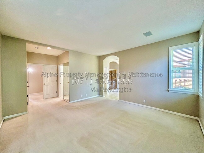 Building Photo - 820 NW Pebble Beach Way