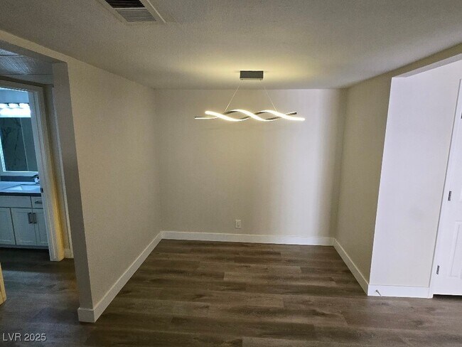 Building Photo - 5260 River Glen Dr