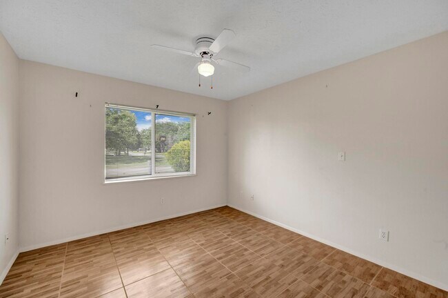 Building Photo - 1732 SW Lexington Dr