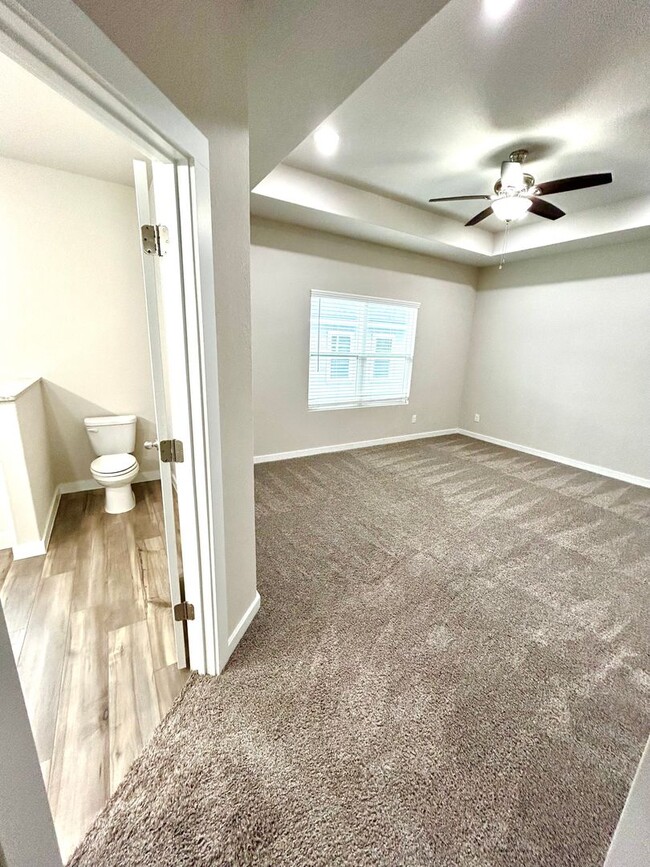 Building Photo - AVAILABLE NOW! Tri-Level 3 Bedroom / 3.5 B...