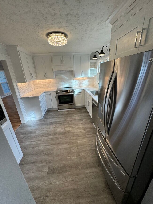 Building Photo - Fully Renovated 4 Bed Home w/ Fenced Backyard, W/D's in Unit.