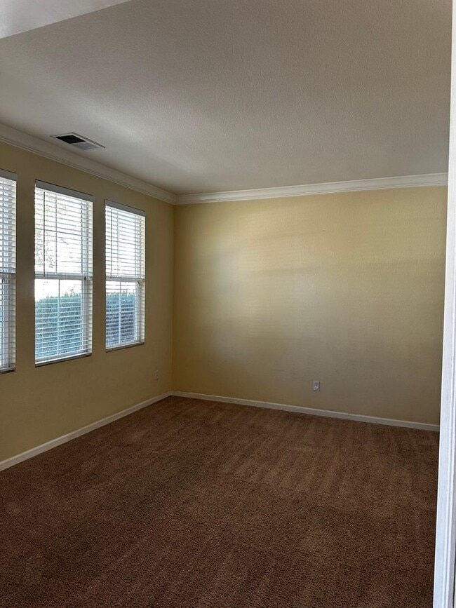 Building Photo - $1497.50 off first full months rent