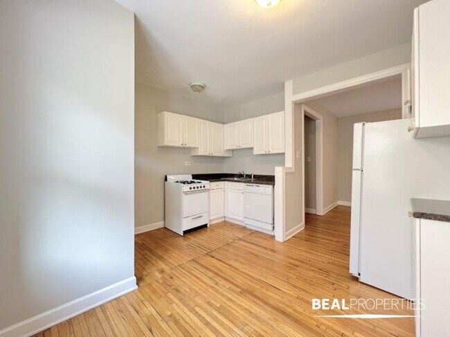 Building Photo - 1 bedroom in CHICAGO IL 60613
