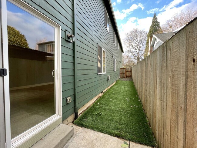 Building Photo - Fantastic South Tabor Home with Attached Garage, Washer/Dryer, A/C