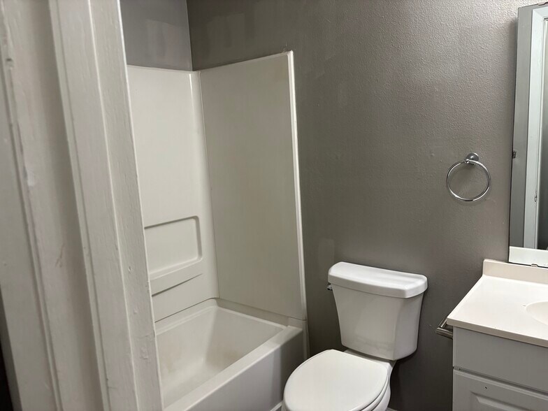 Building Photo - 441 Cedarview Ct
