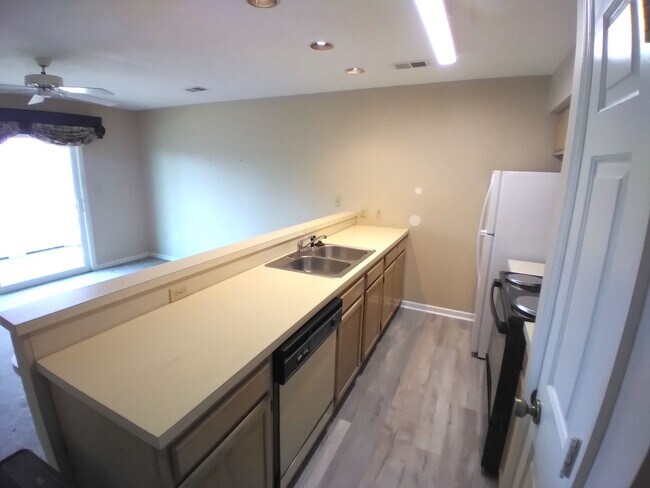 Building Photo - First Floor, 1 Bedroom, 1 Bath Condo with ...