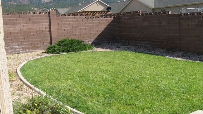 Building Photo - Spacious 3 Bedroom House