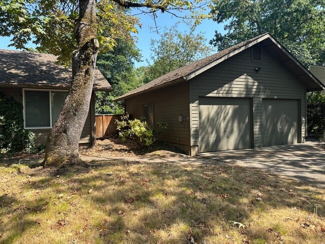 Building Photo - Updated 2 bedroom 2 bath duplex with garage!