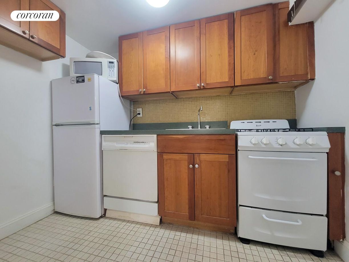 Building Photo - 344 E 51st St