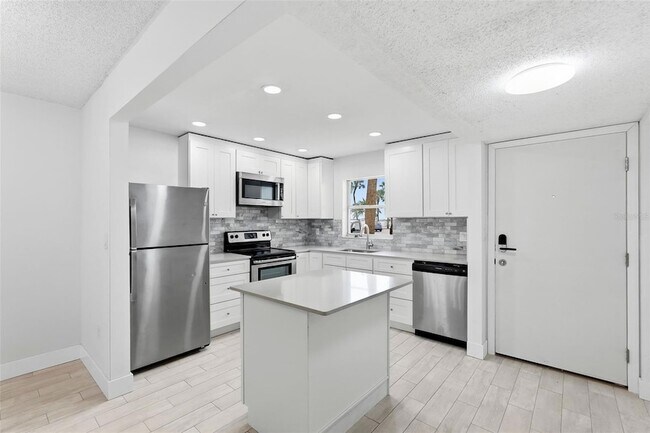 Building Photo - 4775 Cove Cir