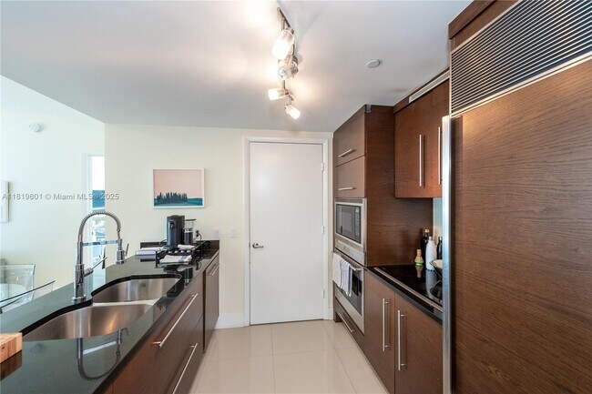 Building Photo - 475 Brickell Ave