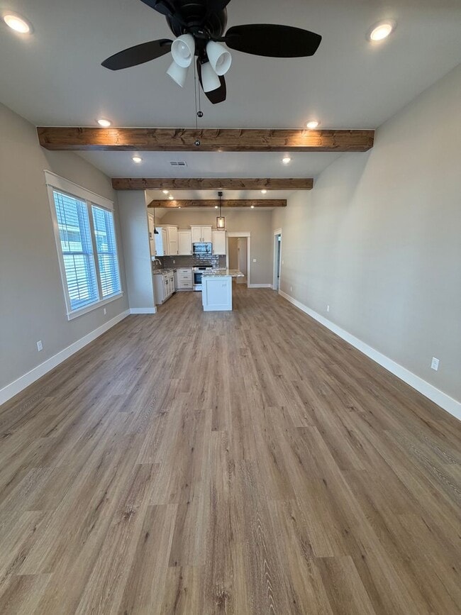 Building Photo - 3 Bed | 2 Bath House | Fridge will be add upon move in.