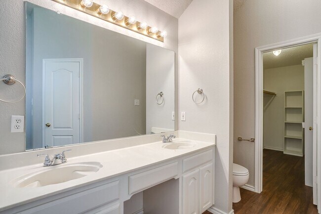 Building Photo - Freshly Remodeled 3 Bedroom, 2 Bath Home Awaiting New Tenants- FWISD- 76133