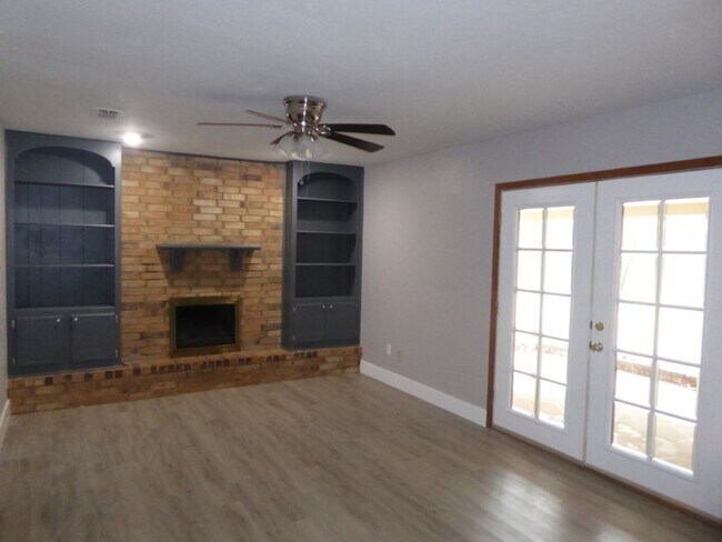 Building Photo - Corner Lot