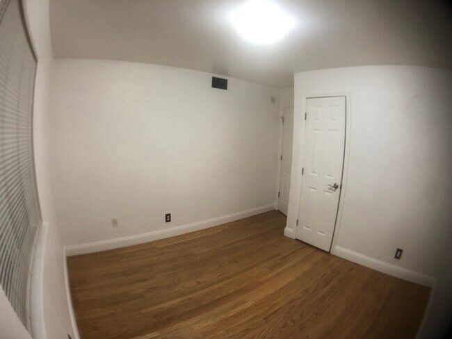 Building Photo - 906 Sycamore Ln